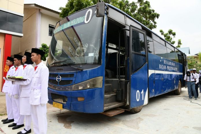 Pemerintah Provinsi Kepri menyerahkan bantuan 2 unit bus untuk transportasi dan juga praktek siswa F, ist