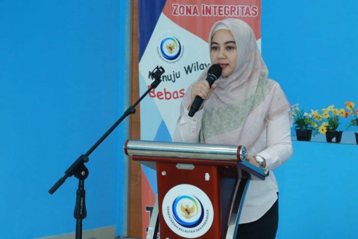 Anggota Komisi IV DPRD Provinsi Kepulauan Riau Ririn Warsiti, SE.,MM memberikan kata sambutan pembukaan kegiatan Pelatihan Budidaya Ikan di BPBL (Balai Perikanan Budidaya Laut) di Pulau Setokok Kec. Bulang, Rabu (3/8) F, ist