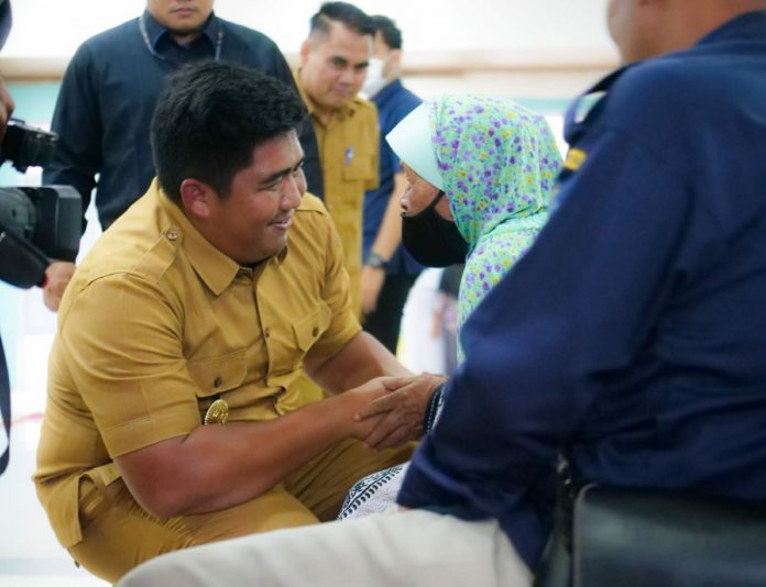 Pemkab Bintan Bagikan sembako untuk para lansia di Bintan F,ist