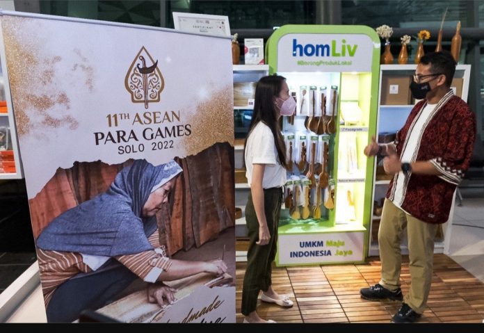 Menteri Pariwisata dan Ekonomi Kreatif/Kepala Badan Pariwisata dan Ekonomi Kreatif (Menparekraf/Kabaparekraf) Sandiaga Salahuddin Uno yang juga berperan sebagai Ketua Harian Gernas BBI meninjau pameran tersebut, di Tangerang, Minggu (31/7/2022) F, ist