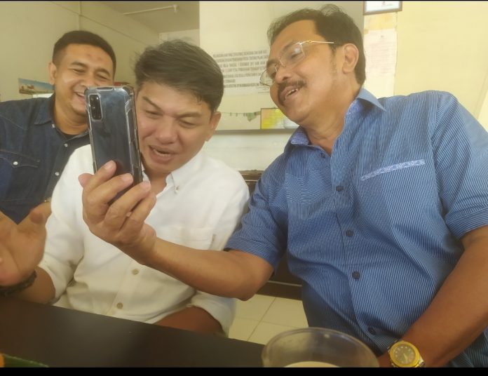 Mantan Gubernur Kepri, Nurdin Basirun terlihat bahagia saat melakukan panggilan Video Call dengan salah satu sahabatnya F, Rinto