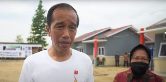 Tinjau Rumah Sehat di Papua, Presiden Harapkan Ekosistem Perumahan Baik Presiden Jokowi meninjau Rumah Sehat Doyo Baru, di Distrik Waibu, Kabupaten Jayapura, Rabu (31/08/2022). (Sumber: Tangkapan Layar)