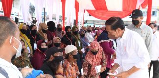 Serahkan Bantuan kepada Masyarakat, Presiden Jokowi Minta Jangan Dibelikan Handphone Presiden Jokowi didampingi Ibu Iriana Joko Widodo menyerahkan BMK dan BLT minyak goreng kepada peserta Program Keluarga Harapan (PKH) di Pasar Sungai Duri, Kabupaten Bengkayang, Provinsi Kalimantan Barat, pada Selasa (09/08/2022). (Foto: BPMI Setpres/Kris)
