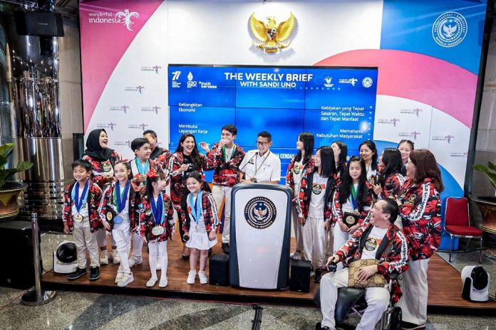 Menteri Pariwisata dan Ekonomi Kreatif/Kepala Badan Pariwisata dan Ekonomi Kreatif (Menparekraf/Kabaparekraf) Sandiaga Salahuddin Uno mengapresiasi 15 peserta Indonesia yang meraih penghargaan di ajang olimpiade seni tingkat dunia atau World Championship of Performing Arts (WCOPA) dengan perolehan 15 emas, 20 perak, 7 perunggu, 13 overall winner, dan 11 medali semifinal f,ist