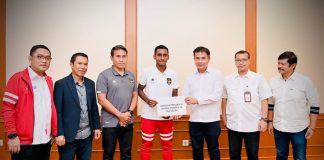 Presiden Jokowi Berikan Bonus Kepada Timnas Sepak Bola U-16 Presiden RI Joko Widodo (Jokowi) melalui Deputi Bidang Protokol, Pers, dan Media, Sekretariat Presiden, Bey Machmudin memberikan apresiasi berupa bonus kepada Tim Nasional (Timnas) Sepak Bola U-16 atas prestasinya menjuarai Piala AFF U-16 Tahun 2022 F,ist