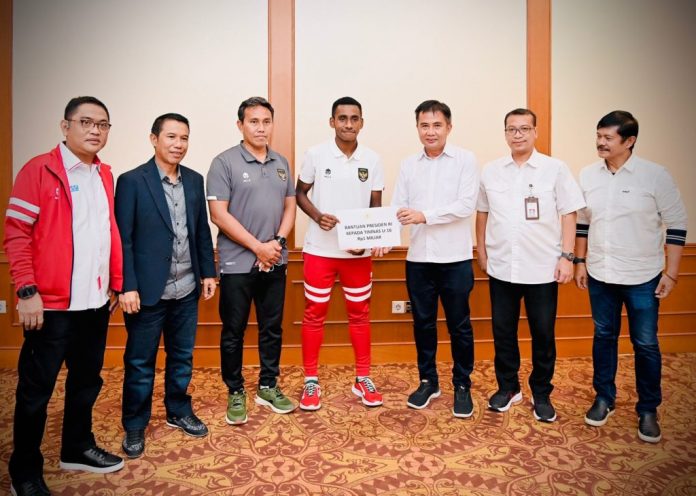 Presiden RI Joko Widodo (Jokowi) melalui Deputi Bidang Protokol, Pers, dan Media, Sekretariat Presiden, Bey Machmudin memberikan apresiasi berupa bonus kepada Tim Nasional (Timnas) Sepak Bola U-16 atas prestasinya menjuarai Piala AFF U-16 Tahun 2022 F,ist