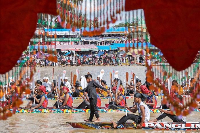 Festival Pacu Jalur Taluk Kuantan 2022 di Lapangan Limuno, Teluk Kuantan, Minggu (21/8/2022), F,ist