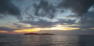 Pulau Penyengat Menjadi Tempat Wisata Sejarah di Kepri yang Diminati Wisatawan Pulau Penyengat dilihat dari tepi laut Tanjungpinang di sore hari. Plt Kadis Pariwisata Kepri, Luki Zaiman Prawira Sabtu (20/8), mengatakan di Provinsi Kepri banyak tempat sejarah yang bisa dikunjungi. Salah satu yang paling di kenal yaitu Pulau Penyengat F,dok beritaibukota