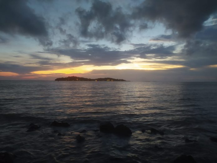 Pulau Penyengat dilihat dari tepi laut Tanjungpinang di sore hari. Plt Kadis Pariwisata Kepri, Luki Zaiman Prawira Sabtu (20/8), mengatakan di Provinsi Kepri banyak tempat sejarah yang bisa dikunjungi. Salah satu yang paling di kenal yaitu Pulau Penyengat F,dok beritaibukota
