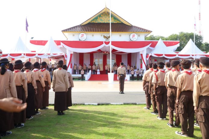 Gubernur Provinsi Kepulauan Riau H. Ansar Ahmad selaku Majelis Pembimbing Daerah (Mabida) Gerakan Pramuka Kwartir Daerah (Kwarda) Provinsi Kepri memimpin Upacara Peringatan Hari Pramuka ke-61 di Gedung Daerah Provinsi Kepulauan Riau, Tanjungpinang, Senin (22/08) F,ist