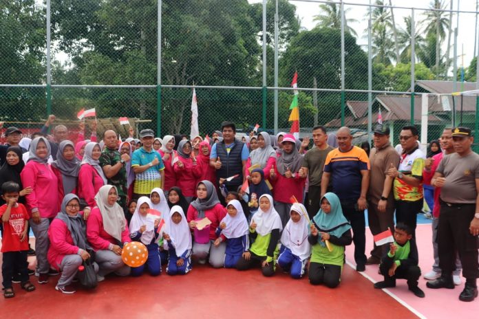 Komandan Kodim 0315/Tanjungpinang Kolonel Inf Tommy Anderson, M.PICT bersama Plt. Bupati Bintan Robby Kurniawan, S.PWK mengikuti senam sehat dan bermain voli bersama F,ist