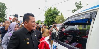Gubernur Ansar Pimpin Pembagian 1500 Bendera Merah Putih di Tanjungpinang Gubernur Kepulauan Riau H. Ansar Ahmad yang juga ketua Ikatan Cendekiawan Muslim Indonesia (ICMI) Kepri turun langsung ke lapangan memimpin gerakan pembagian 1500 bendera merah putih di simpang Pamedan, Tanjungpinang, Selasa (16/8) F,ist