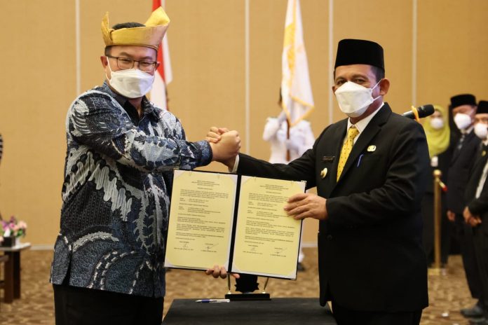 Gubernur Kepulauan Riau H. Ansar Ahmad dikukuhkan sebagai Ketua Majelis Pengurus Organisasi Wilayah (Orwil) Ikatan Cendekiawan Muslim se-Indonesia (ICMI) Kepulauan Riau oleh Ketua Umum ICMI Pusat Arif Satria F,ist