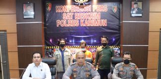 Janjikan Nilai Tinggi, Guru SD di Karimun Cabuli 5 Anak Didiknya Sat Reskrim Polres Karimun berhasil mengamankan oknum guru berinisial "K" 47 tahun, yang diduga melakukan pencabulan terhadap lima orang anak didiknya F,ist