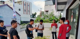 FS Ditangkap Polisi Karena Setubuhi Anak di Bawah Umur Sejak 3 Tahun Lalu Polisi mengamankan FS (baju merah celana hitam) di tempat kerjanya karena setubuhi pacar nya yang masih di bawah umur F,ist