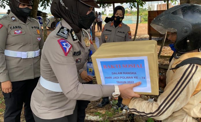 Menjelang peringatan Hari Polisi Wanita ke-74 yang jatuh 1 September 2022, Polwan Polresta Tanjunpinang menggelar kegiatan Bakti Sosial. Rabu (03/08) F,ist