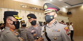 AKBP Arief Robby Rachman Mulai Bertugas Menjadi Wakapolresta Tanjungpinang Kapolresta Tanjungpinang Kombes Pol H. Ompusunggu memimpin upacara serah terima jabatan Wakapolresta Tanjungpinang, Rabu (24/08) F,ist