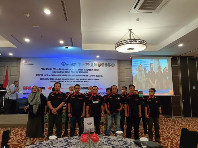 Pengurus Asosiasi Media Siber Indonesia (AMSI) Wilayah Kalimantan Barat Periode 2022-2025 resmi dilantik oleh Pengurus AMSI Pusat Ronny Kusuma, di Ballroom Mercure Hotel, Jalan A.Yani Kota Pontianak, Senin (5/9/2022) pagi F,ist