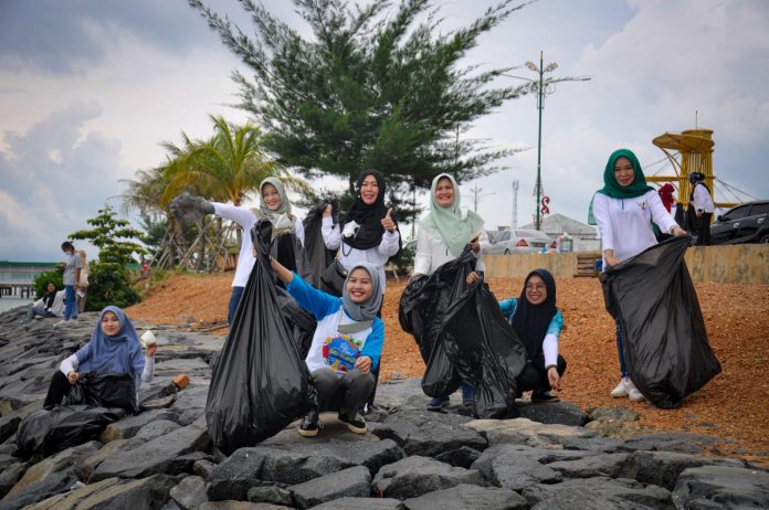 Peringatan hari pariwisata dunia 2022 hari ini Selasa (27/9) diperingati Dinas Pariwisata (Dispar) Provinsi Kepri berkolaborasi dengan Dispar Kabupaten Bintan dan Kota Tanjungpinang dengan melakukan aksi bersih-bersih di Tugu Sirih Kawasan Gurindam 12 Tanjungpinang F,BI