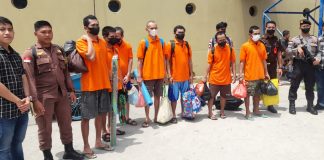 Cabang Kejari Natuna di Tarempa Pindahkan 9 Tahanan ke Rutan Tanjungpinang Petugas Cabjari Natuna di Tarempa melaksanakan kegiatan pemindahan tahanan dari Rutan Polsek Siantan untuk dikirim ke Rutan Kelas IA Tanjungpinang dengan bantuan pengawalan anggota Polres Kepulauan Anambas, Mnggu, (11/9) F,ist