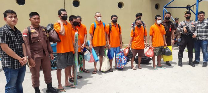 Petugas Cabjari Natuna di Tarempa melaksanakan kegiatan pemindahan tahanan dari Rutan Polsek Siantan untuk dikirim ke Rutan Kelas IA Tanjungpinang dengan bantuan pengawalan anggota Polres Kepulauan Anambas, Mnggu, (11/9) F,ist