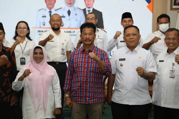 Kepala BP Batam H Muhammad Rudi (HMR), didampingi Wali Kota Tanjungpinang Hj Rahma, foto bersama usai menjadi keynote speaker dalam FGD TPP Tanjungpinang, di Aula Kantor Wali Kota Tanjungpinang, Senggarang, Rabu (28/9/2022). F,kominfo Tanjungpinang