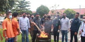 Polda Kepri Musnahkan Barang Bukti Narkotika Jenis Sabu dan Ganja Direktorat Reserse Narkoba Polda Kepri melakukan pemusnahan barang bukti narkoba dari kasus TP. Narkoba yang terjadi di wilayah Kepulauan Riau periode bulan Februari s/d Agustus 2022 dari 6 Laporan Polisi dengan jumlah tersangka 7 orang F,ist