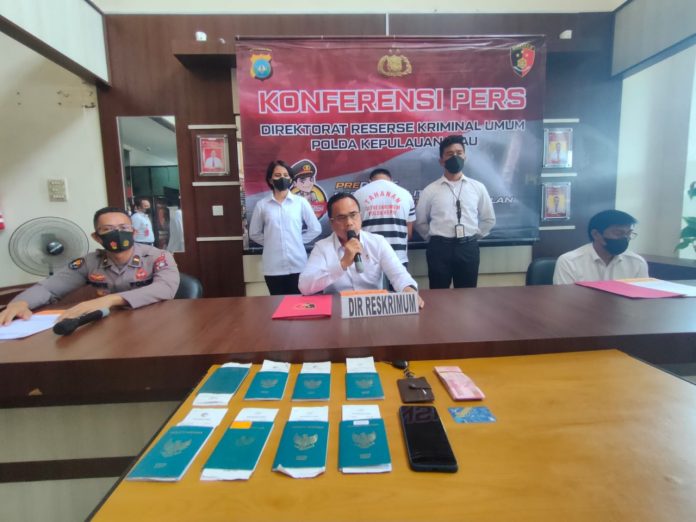 Polda Kepri melalui Subdit IV Ditreskrium Polda Kepri berhasil menangkap satu tersangka dan menyelamatkan tujuh orang korban yang akan dikirim ke Negara Malaysia lewat pelabuhan Harbour Bay 22 September 2022 F,humas Polda Kepri