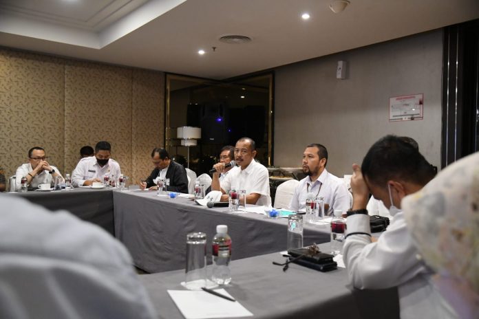 Sekretaris Daerah Provinsi Kepulauan Riau Adi Prihantara menghadiri Rapat Forum Penataan Ruang (FPR) Provinsi Kepulauan Riau Pembahasan Rencana Kegiatan PT Timah yang mengajukan Pembaruan Lokasi Eksplorasi Timah untuk wilayah Lingga dan Karimun di Grand i Hotel Batam, Rabu (28/9) F,diskominfo Kepri