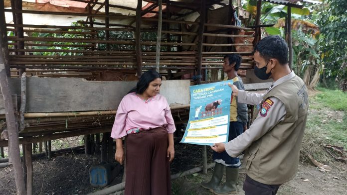 Polsek Bukit Bestari Polresta Tanjungpinang Aipda Dicky Chresnapaty, bersama 3 orang rekan sekerja yang tergabung dalam Satgas PMK bersama BPBD dan Dinas Peternakan Kota Tanjungpinang dan Provinsi Kepri serta Babinsa TNI terus lakukan sosialisasi dan penyuluhan Penyakit Mulut dan Kuku (PMK) pada hewan ternak, Kamis (28/09) F,humas Polresta Tanjungpinang