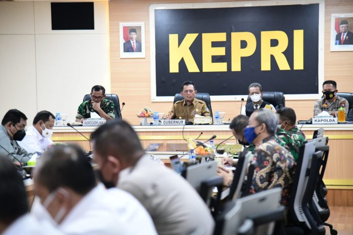 Gubernur Kepri H. Ansar Ahmad memimpin Rapat Pengendalian Dampak Kenaikan Harga BBM di Provinsi Kepri bersama Forum Komunikasi Pimpinan Daerah (FKPD), bertempat di Mapolda Kepri Nongsa Kota Batam, Selasa (6/9) F,ist