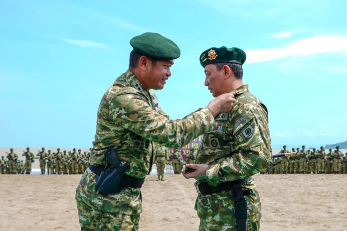 Pangkostrad Letjen Maruli Simanjuntak mengukuhkan Kapolri Jenderal Listyo Sigit Prabowo sebagai warga kehormatan keluarga besar Kostrad di Pantai Palangpang Kecamatan Ciemas, Kabupaten Sukabumi, Jawa Barat, Selasa, 13 September 2022 f,ist