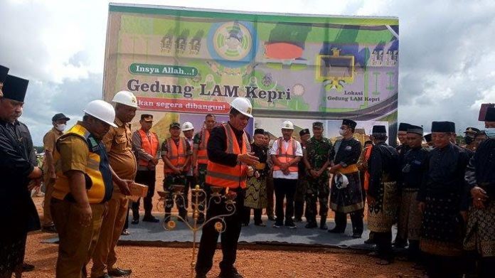 Peletakan batu pertama pembangunan Gedung Lembaga Adat Melayu (LAM) di kawasan Taman Gurindam 12, Tanjungpinang, Provinsi Kepulauan Riau (Kepri) oleh Gubernur Kepri Ansar Ahmad, Senin (1/8/2022) F,diskominfo Kepri