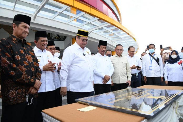 Menteri Koordinator Perekonomian RI Airlangga Hartanto mengatakan Masjid Tanjak akan menjadi salah satu ikon destinasi wisata religi di Kepri saat peresmiannya di depan Bandara Hang Nadim  Batam, Jumat, (24/6) F,diskominfo Kepri