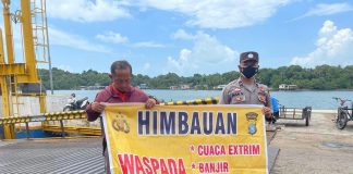 Cuaca Ekstrim, Kapolsek KKP Himbau Kapten Kapal Hati-Hati Berlayar Kepala Kepolisian Sektor kawasan Pelabuhan Batam AKP Awal Sya'ban Harahap melalui Personel di masing masing Pos Polisi Pelabuhan di Batam mengimbau kepada seluruh masyarakat, kapten Kapal dan agen Pelayaran untuk selalu waspada dan peka terhadap kondisi cuaca ekstrim yang kerap terjadi saat ini, Selasa (20/9) F, ist