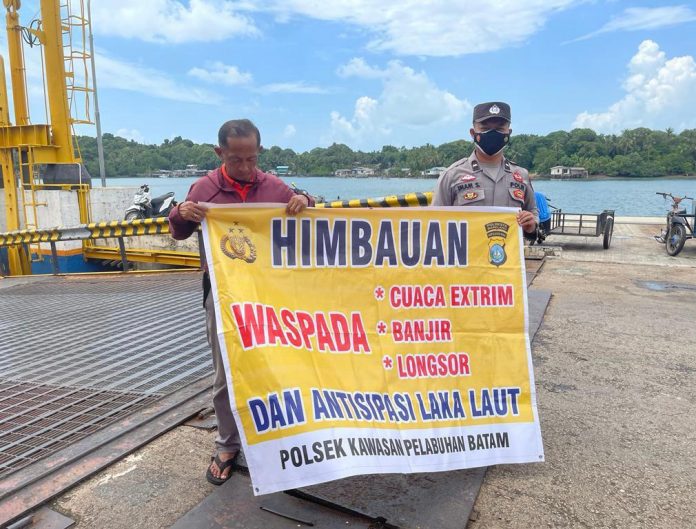Kepala Kepolisian Sektor kawasan Pelabuhan Batam AKP Awal Sya'ban Harahap melalui Personel di masing masing Pos Polisi Pelabuhan di Batam mengimbau kepada seluruh masyarakat, kapten Kapal dan agen Pelayaran untuk selalu waspada dan peka terhadap kondisi cuaca ekstrim yang kerap terjadi saat ini, Selasa (20/9) F, ist
