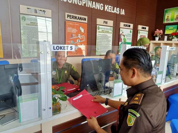 Berkas perkara dan tersangka dugaan korupsi tunjangan perumahan DPRD Natuna 2011-2015, total Rp7,7 Miliar dilimpahkan ke Pengadilan Negeri (PN) Tanjungpinang, oleh Kejaksaan Tinggi Kepulauan Riau, Rabu (21/9) F,Kejati Kepri