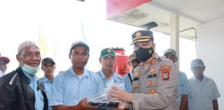 Jumat Berkah, Wakapolresta Tanjungpinang Bagikan Nasi Kotak di Pelabuhan SBP Tanjungpinang Polsek Sri Bintan Pura Tanjungpinang melaksanakan kegiatan Jumat Berkah dengan membagikan nasi kotak di wilayah Pelabuhan Sri Bintan Tanjungpinang. Jumat (23/09) F, Humas Polresta Tanjungpinang