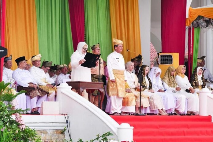 Wakil Gubernur Kepulauan Riau (Kepri) Hj Marlin Agustina, membacakan Visi Misi Provinsi Kepri, saat menghadiri Upacara Hari Jadi Ke-20 Kepri, di Gedung Daerah, Tanjungpinang, Sabtu (24/9) F, diskominfo Kepri