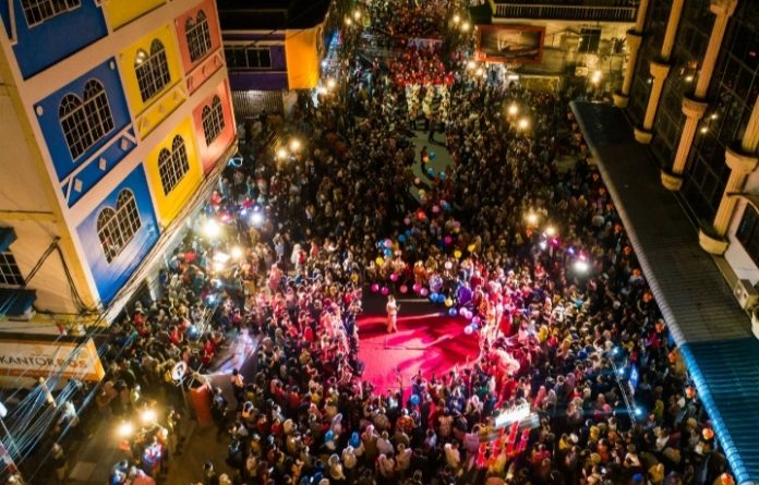 Ribuan masyarakat Tanjungpinang berbondong-bondong meramaikan Festival Lampion Lantern Dream Parade yang digagas Dinas Pariwisata Kepri dan DPD Asosiasi Pariwisata Nasional (Asparnas) Kepri yang digelar di Tanjungpinang, Sabtu (10/09) F,drone Dispar Kepri