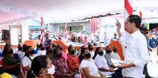 Jokowi Serahkan BLT di Kepulauan Aru, Sebut 461 kabupaten/kota sudah tersalur BLT Presiden Jokowi meninjau penyerahan bantuan sosial di Kantor Pos Dobo, Kabupaten Kepulauan Aru, Kamis (15/09/2022). (Foto: BPMI Setpres/Muchlis Jr)