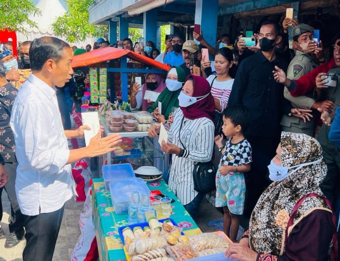 Kehadiran ribuan warga ini didorong rasa keingintahuan masyarakat untuk melihat secara langsung sosok Presiden dari dekat. Seperti halnya di Pasar Wameo, Kota Baubau, ribuan warga telah menantikan kehadiran Presiden sejak pagi hari, pada Selasa (27/09).(Foto: BPMI Setpres/Laily Rachev)