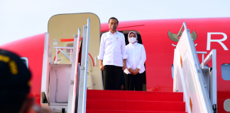Presiden Jokowi Hari ini Serahkan Bansos BLT BBM dan Sembako di Maluku Presiden Jokowi dan Ibu Iriana saat lepas landas dari Bandara Halim Perdanakusuma, Jakarta, dengan menggunakan Pesawat Kepresidenan Indonesia-1, Rabu (14/09/2022). F,setpres