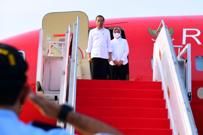 Presiden Jokowi dan Ibu Iriana saat lepas landas dari Bandara Halim Perdanakusuma, Jakarta, dengan menggunakan Pesawat Kepresidenan Indonesia-1, Rabu (14/09/2022). F,setpres