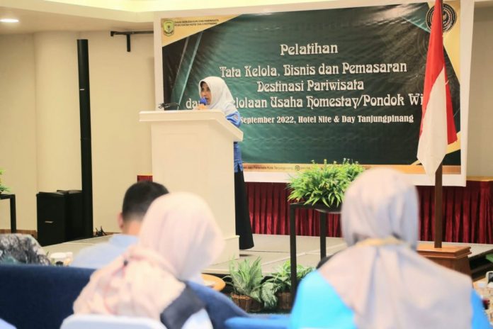 Wali Kota Rahma memberikan sambutan dalam acara pelatihan tata kelola bisnis dan pemasaran produk pariwisata dan pengelolaan usaha homestay/pondok wisata di di Hotel Nite and Day, Selasa (20/9) F, diskominfo Tanjungpinang
