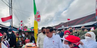 Presiden Beri Penjelasan Kenapa Pengelolaan Perikanan Kepulauan Tanimbar tidak Masuk Lumbung Strategis Pangan Nasional Presiden dan Ibu Iriana Jokowi mengunjungi Pasar Olilit, di Tanimbar Selatan, Kabupaten Kepulauan Tanimbar, Maluku, Jumat (02/09/2022). (Foto: BPMI Setpres)