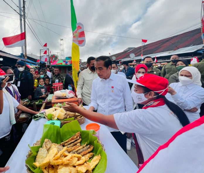 Presiden dan Ibu Iriana Jokowi mengunjungi Pasar Olilit, di Tanimbar Selatan, Kabupaten Kepulauan Tanimbar, Maluku, Jumat (02/09/2022). (Foto: BPMI Setpres)
