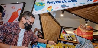 Biro Komunikasi Kementerian Pariwisata dan Ekonomi Kreatif/Badan Pariwisata dan Ekonomi Kreatif Menteri Pariwisata dan Ekonomi Kreatif/Kepala Badan Pariwisata dan Ekonomi Kreatif (Menparekraf/Kabaparekraf) Sandiaga Salahuddin Uno mendorong pelaku ekonomi kreatif di Provinsi Jambi khususnya 27 finalis peserta Apresiasi Kreasi Indonesia (AKI) untuk mulai mengubah orientasi pasar mereka dari skala nasional ke internasional f,ist