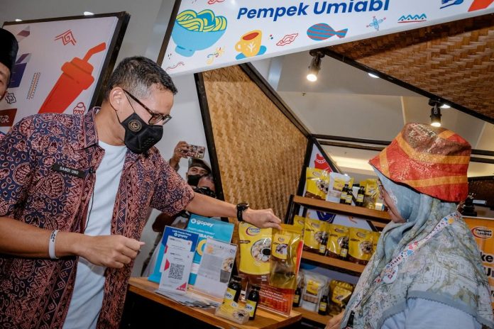 Menteri Pariwisata dan Ekonomi Kreatif/Kepala Badan Pariwisata dan Ekonomi Kreatif (Menparekraf/Kabaparekraf) Sandiaga Salahuddin Uno mendorong pelaku ekonomi kreatif di Provinsi Jambi khususnya 27 finalis peserta Apresiasi Kreasi Indonesia (AKI) untuk mulai mengubah orientasi pasar mereka dari skala nasional ke internasional f,ist