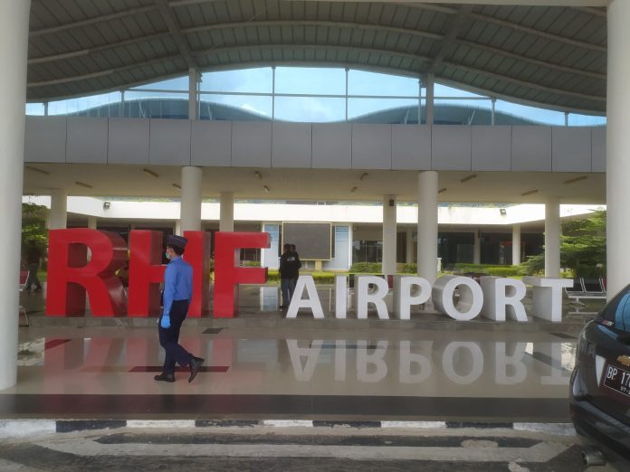Bandara RHF di Tanjungpinang. Plt Kadis Dinas Pariwisata Kepri, Luki Zaiman Prawira, Selasa (30/8) mengatakan penurunan harga tiket pesawat 15 persen diharapkan bisa menambah angka kunjungan wisatawan ke Kepri F,dok beritaibukota